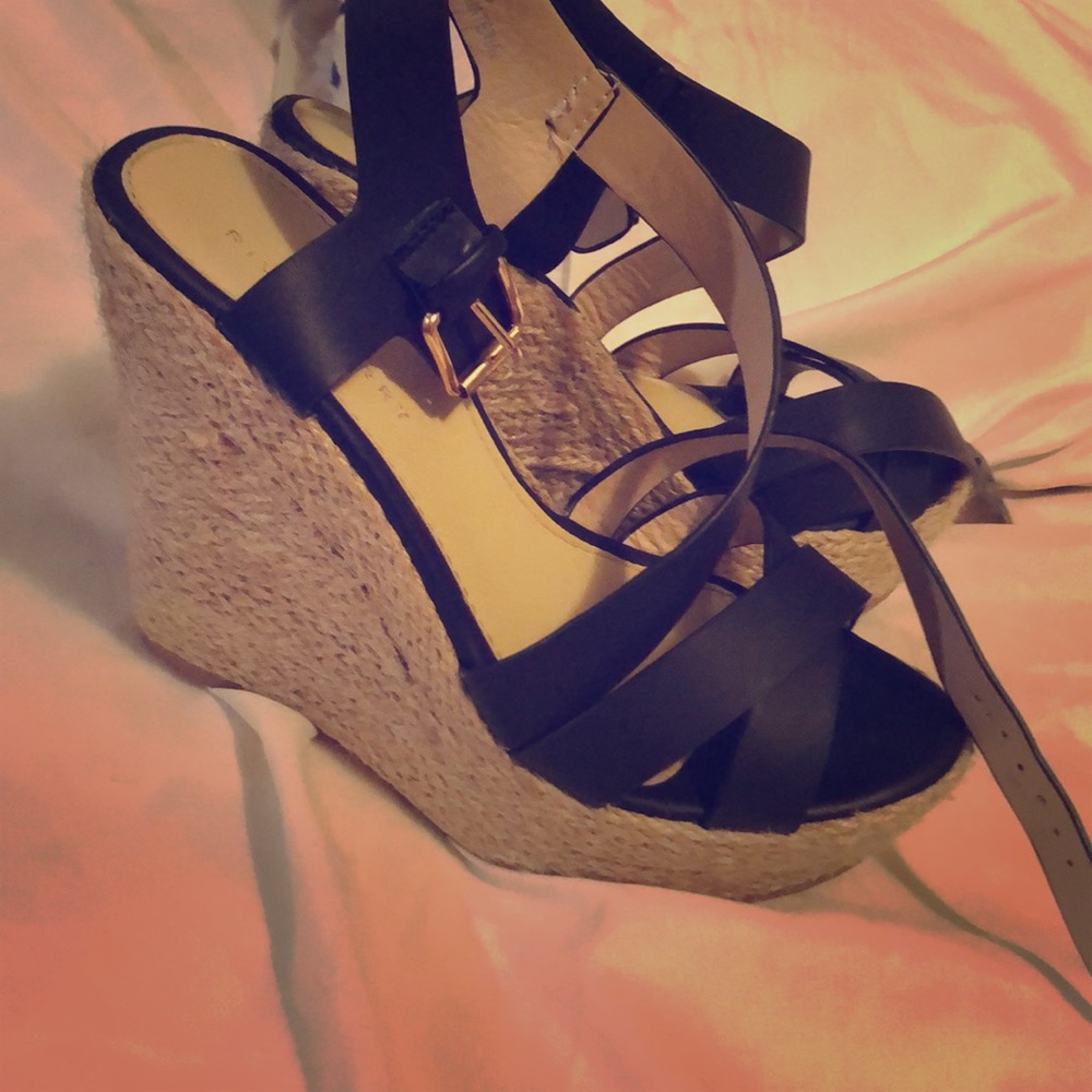 Black wedges